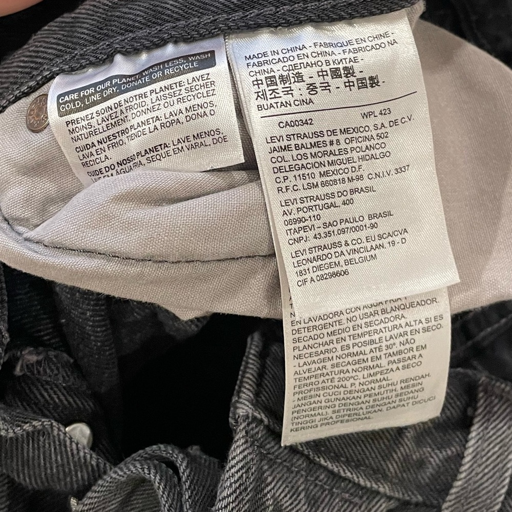 Levi women’s black distressed jean pants size 26 32 - Picture 2 of 4